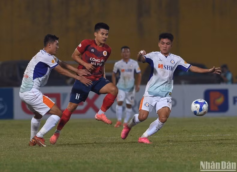 Một số tình huống nguy hiểm trước khung thành được tạo ra nhưng không có bàn thắng trong hiệp 1.