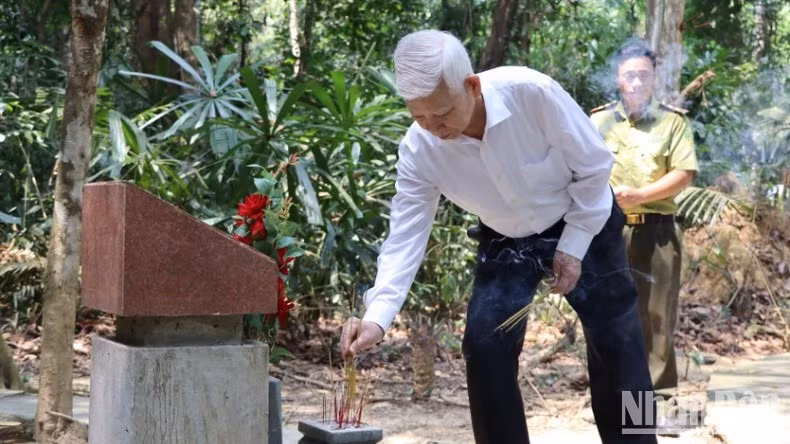 Nguyên Chủ tịch nước Nguyễn Minh Triết thắp hương tại Nghĩa trang liệt sĩ Mã Đà.