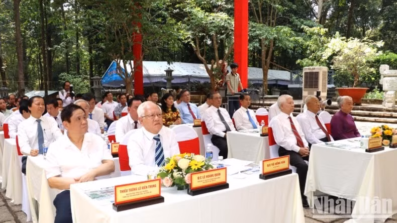 Các đại biểu tham dự buổi lễ.