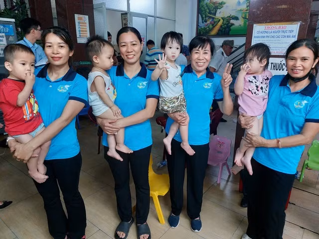 Lực lượng chức năng chuyển các trẻ về mái ấm trên địa bàn TP HCM.