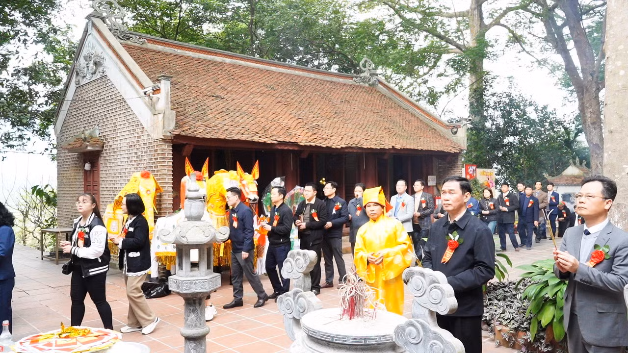 lanh-dao-tinh-lanh-dao-huyen-van-ban-dang-huong.jpg