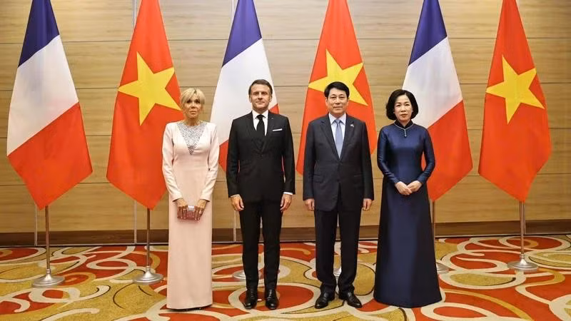 Chủ tịch nước Lương Cường cùng Phu nhân và Tổng thống Pháp cùng Phu nhân tại buổi chiêu đãi tối 26/5.