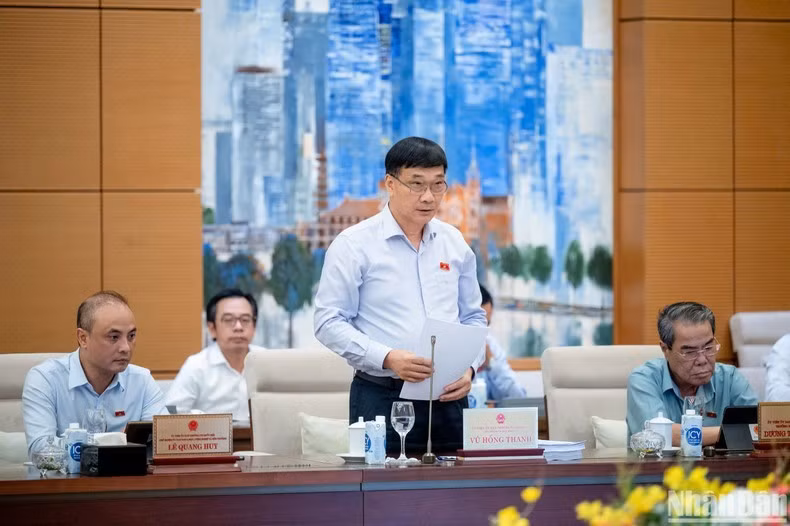 Chủ nhiệm Ủy ban Kinh tế của Quốc hội Vũ Hồng Thanh - Phó Trưởng đoàn Thường trực Đoàn giám sát trình bày dự thảo Báo cáo kết quả giám sát. (Ảnh: DUY LINH)