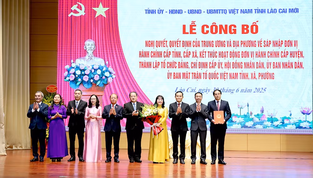 Đồng chí Trần Lưu Quang, Bí thư Trung ương Đảng, Trưởng Ban Chính sách, Chiến lược Trung ương trao Nghị quyết của Ủy ban Thường vụ Quốc hội về việc chỉ định Chủ tịch, Phó Chủ tịch HĐND, Trưởng các ban của HĐND tỉnh, thành phố, Trưởng Đoàn, Phó Trưởng Đoàn đại biểu Quốc hội tỉnh Lào Cai.