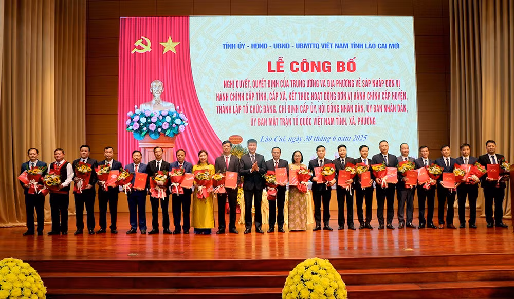 Đồng chí Trần Huy Tuấn, Phó Bí thư Tỉnh ủy, Chủ tịch UBND tỉnh trao Quyết định và tặng hoa chúc mừng các xã.
