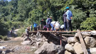 Người dân thôn Tà Moòng nhanh chóng dựng lại cầu sau mưa lũ