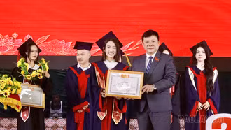 Phân hiệu Đại học Thái Nguyên tại Lào Cai trao bằng tốt nghiệp cho sinh viên