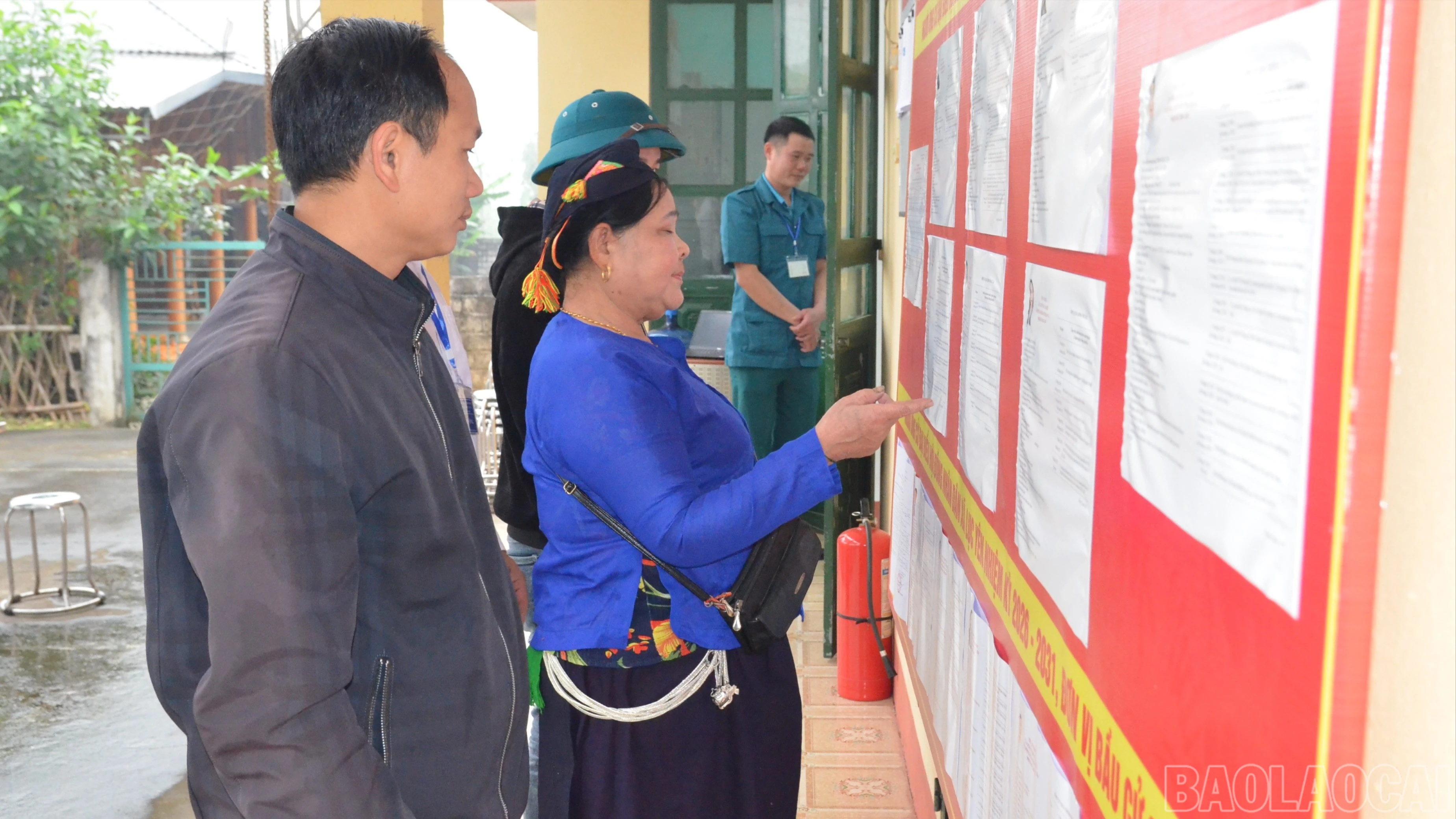 Cử tri tìm hiểu tóm tắt tiểu sử các ứng cử viên để sáng suốt lựa chọn ra những người tiêu biểu nhất.