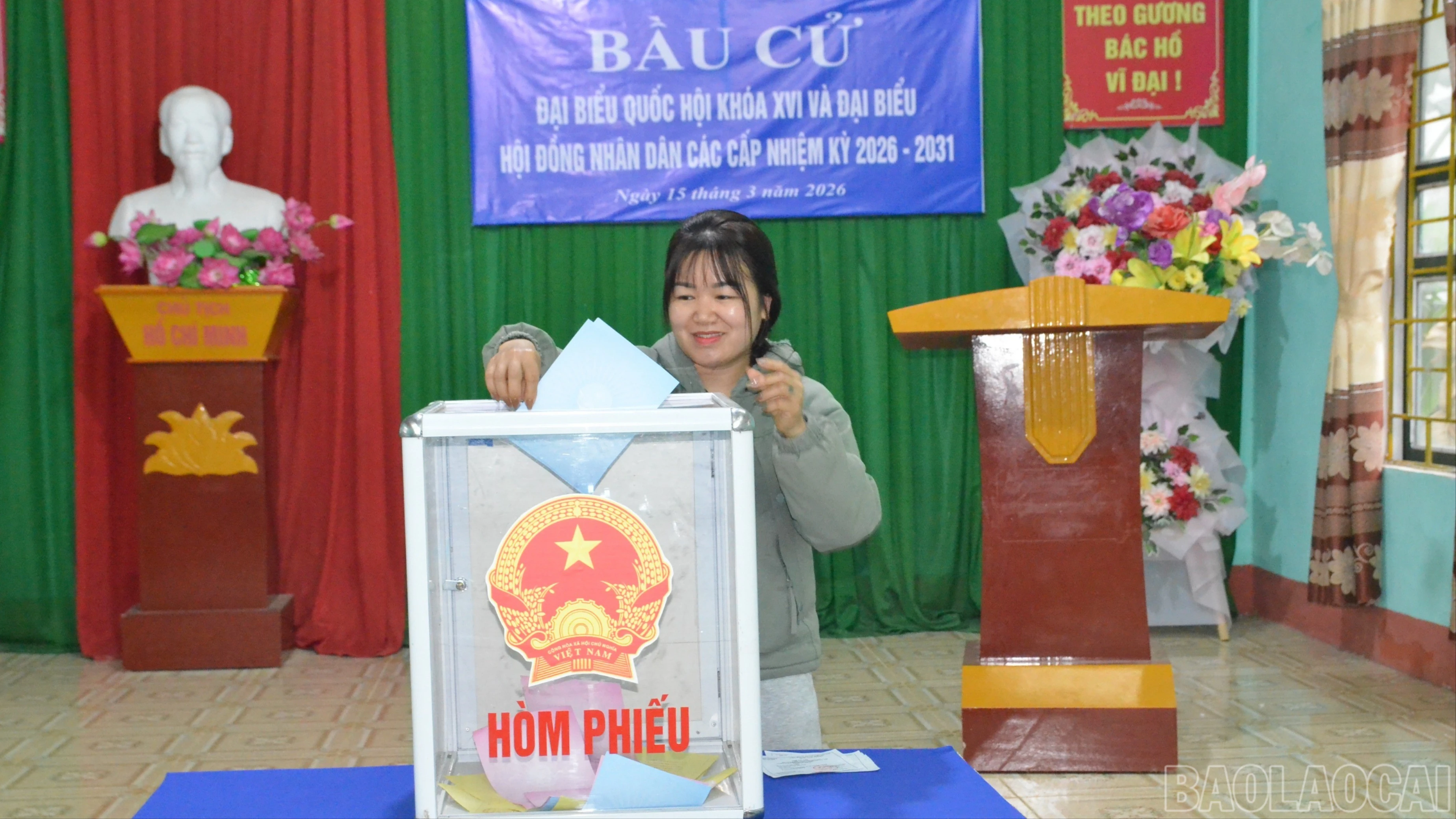 Cử tri trẻ tuổi nhất, Hoàng Thị Diên, thôn Át Thượng bỏ phiếu bầu cử.