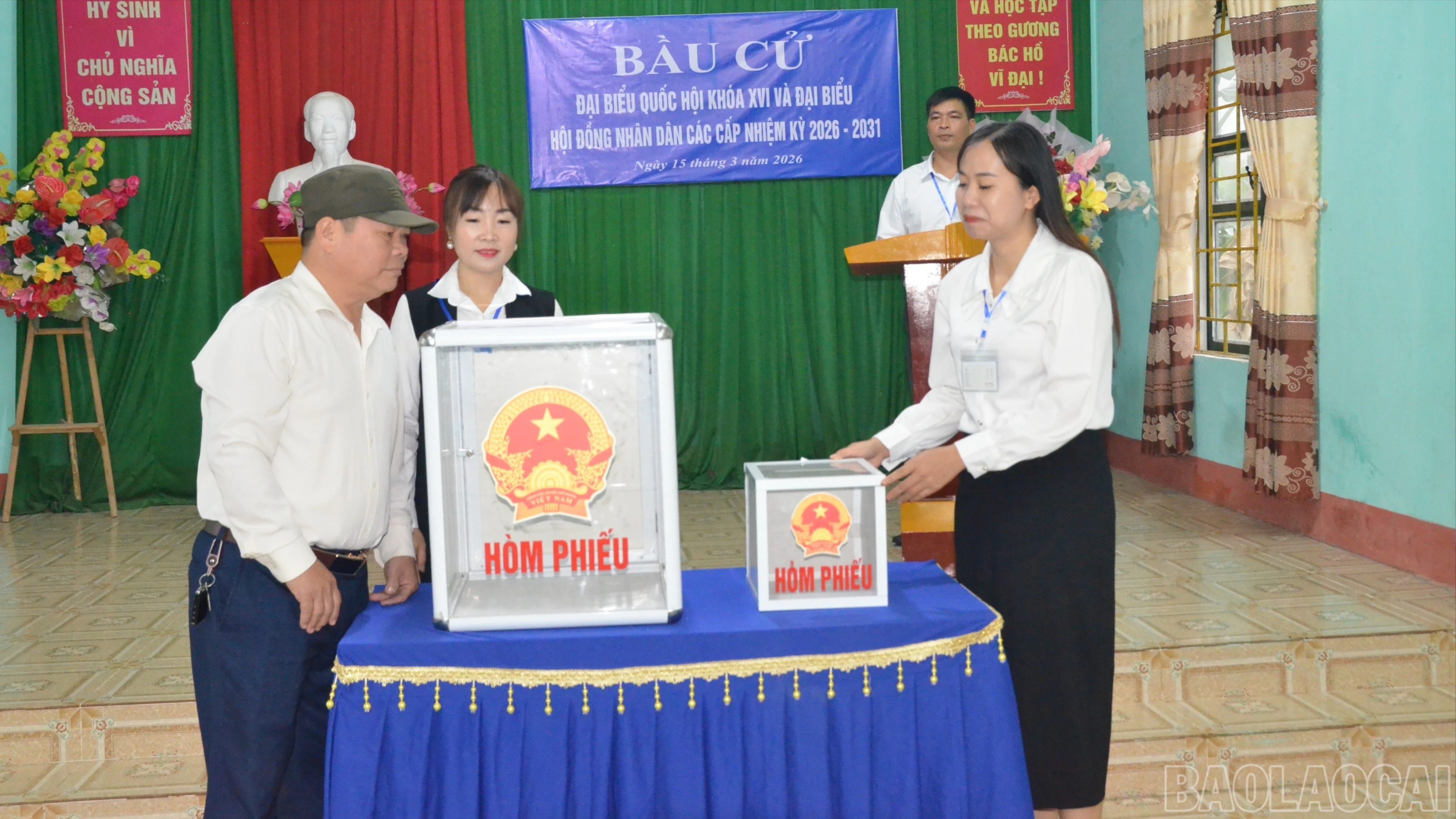 Tổ bầu cử kiểm tra hòm phiếu có sự chứng kiến của cử tri.