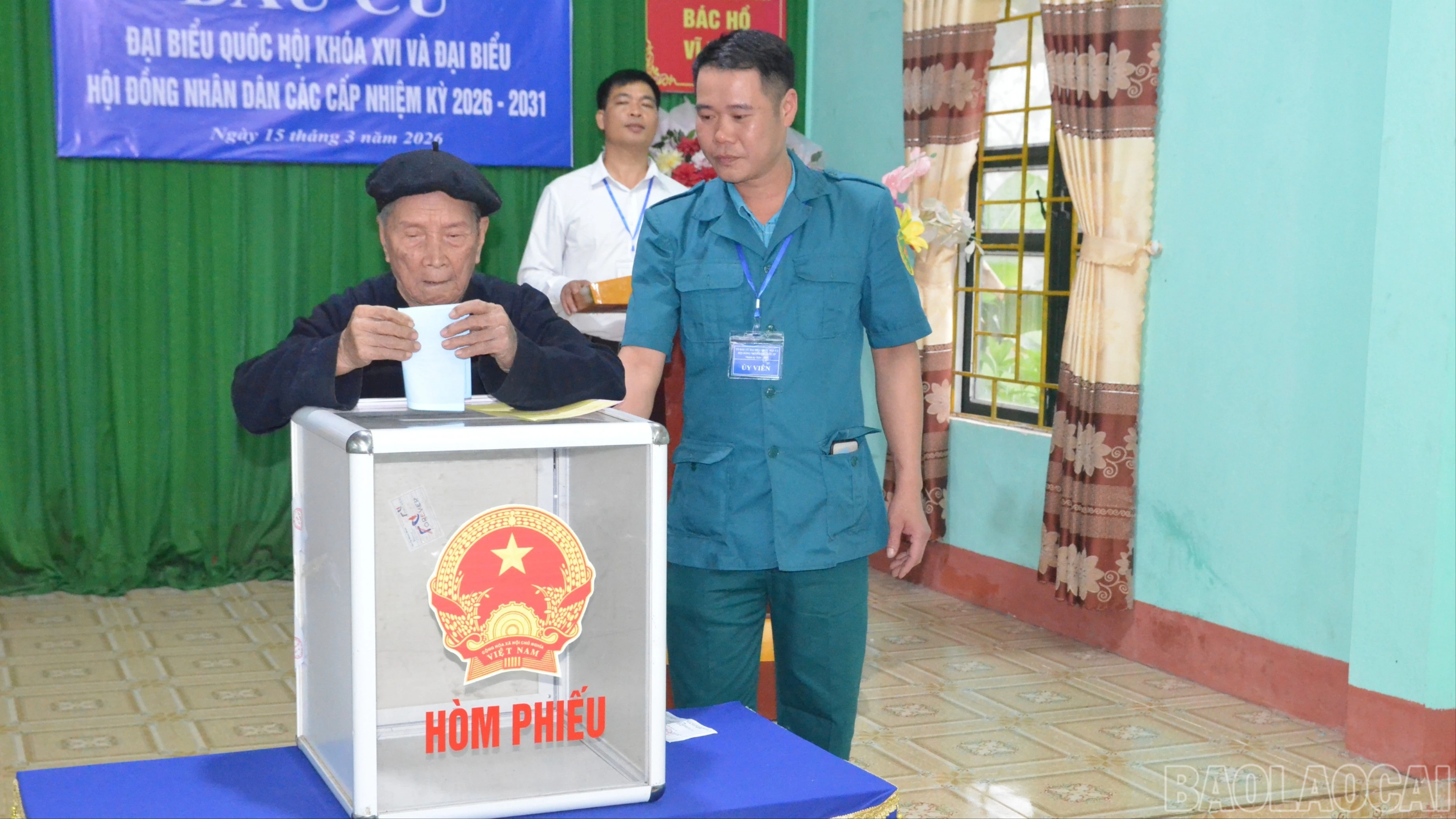 Ông Hoàng Văn Kỷ, 98 tuổi, là cử tri cao tuổi nhất thôn Tông Rạng có mặt từ rất sớm bỏ phiếu bầu cử.
