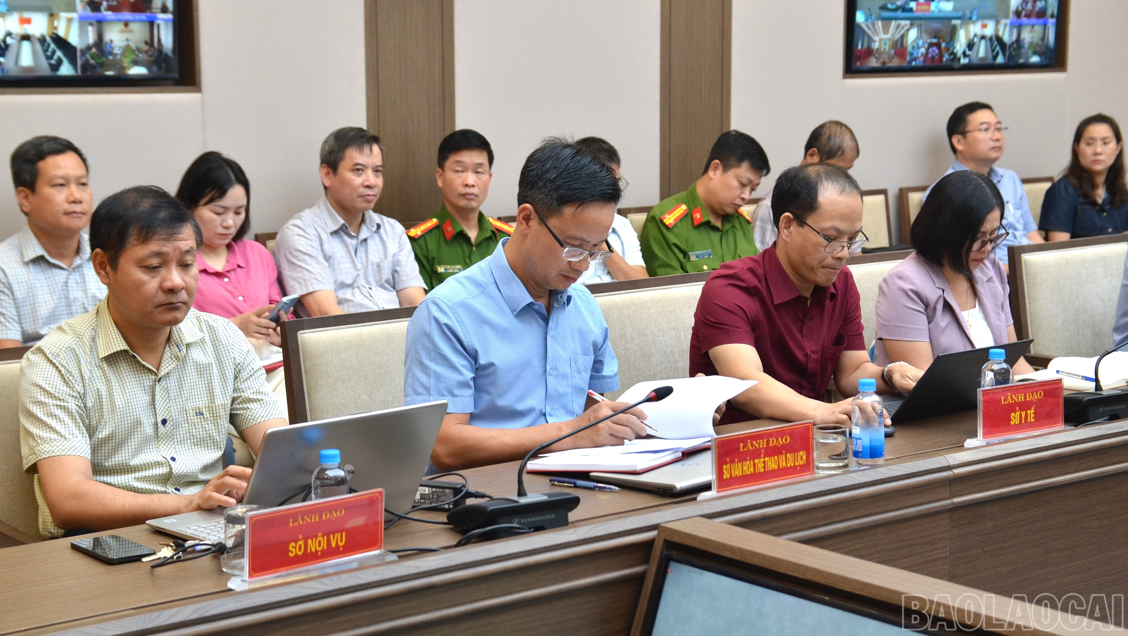 Lãnh đạo các sở, ngành tham dự cuộc họp.