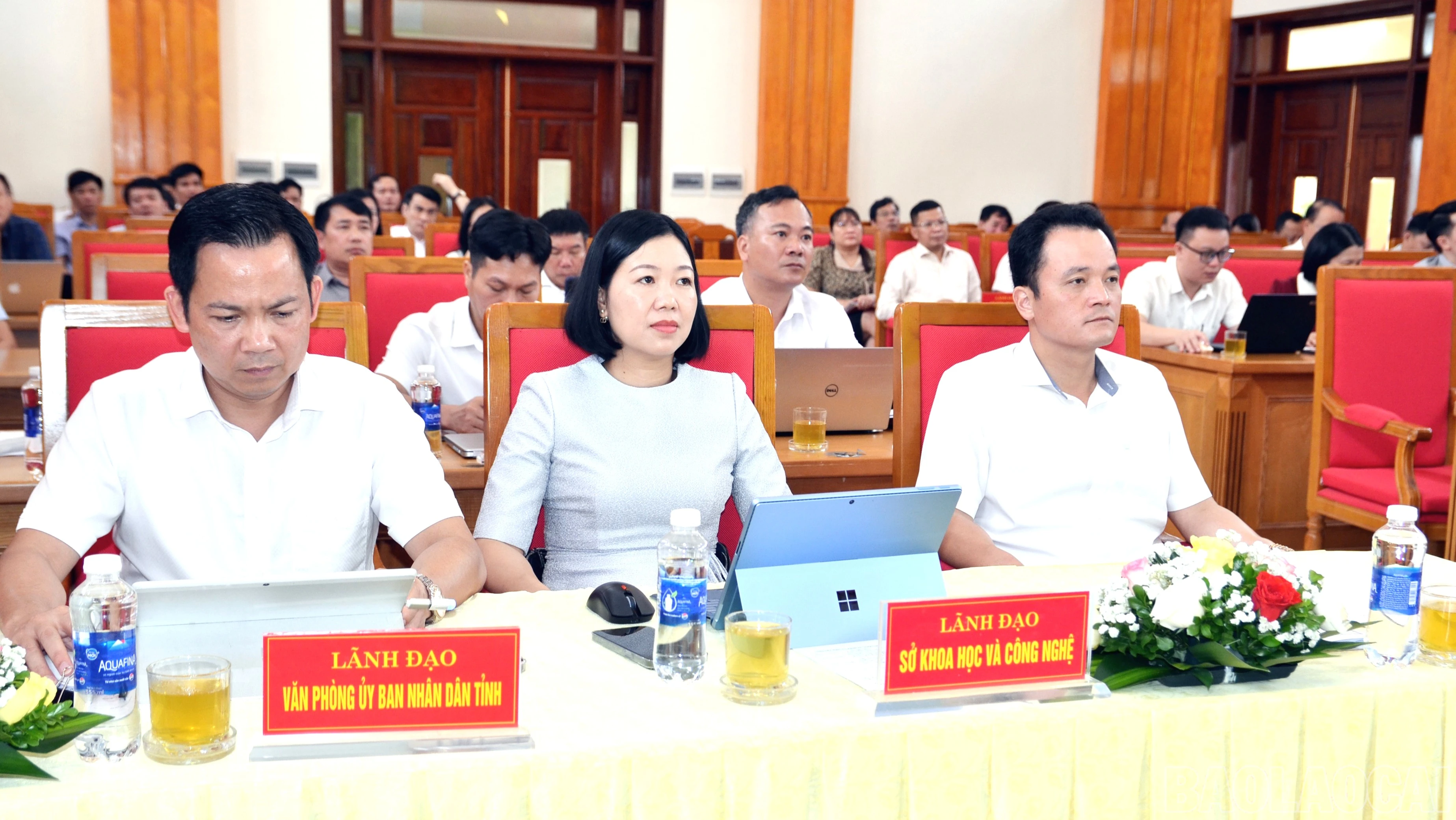 Đồng chí Phó Chủ tịch UBND tỉnh Giàng Quốc Hưng cùng các đại biểu dự hội nghị.
