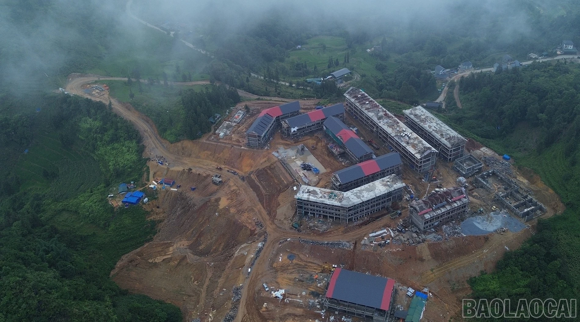Các khối nhà tại Trường Phổ thông dân tộc nội trú Tiểu học và THCS Y Tý đã hiện hữu. (Ảnh: Mạnh Dũng - Báo và PTTH Lào Cai)