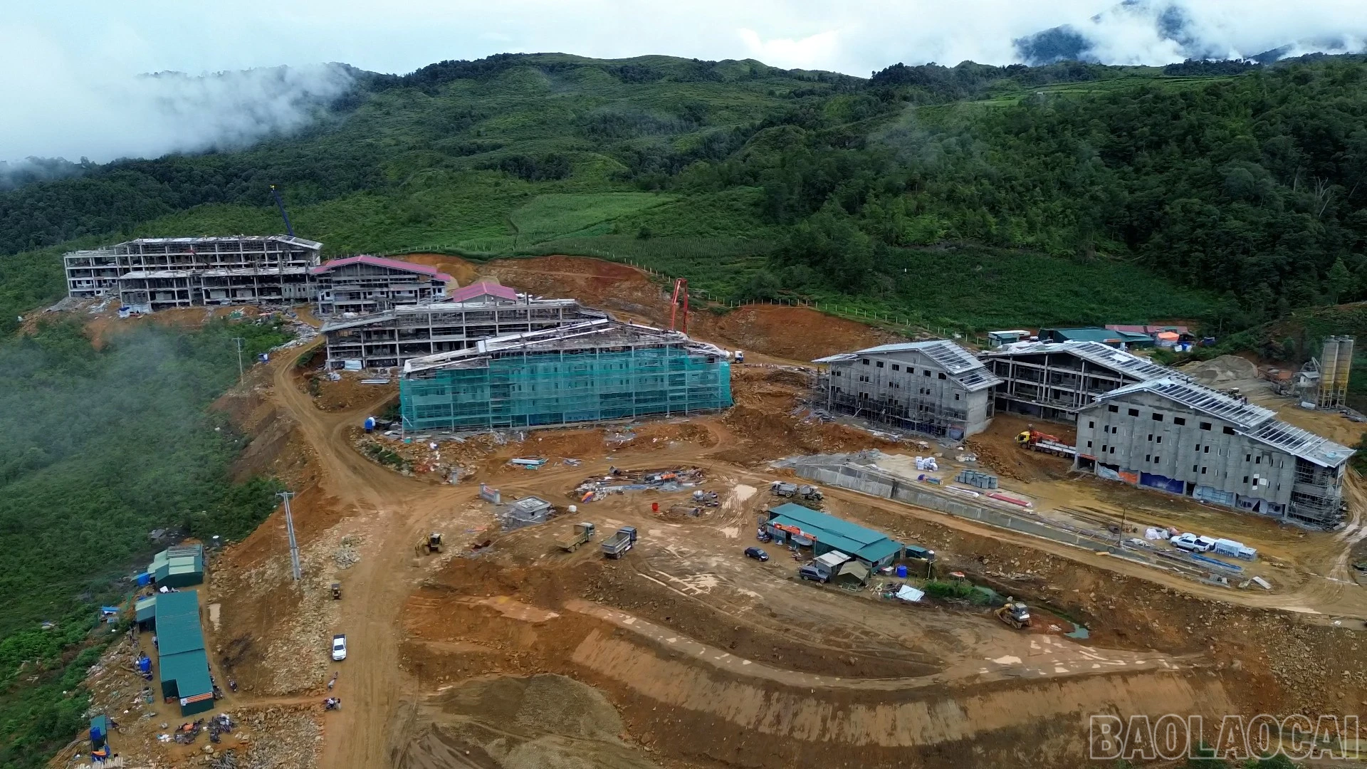 Các khối nhà tại Trường Phổ thông dân tộc nội trú Tiểu học và THCS Y Tý đã hiện hữu. (Ảnh: Mạnh Dũng - Báo và PTTH Lào Cai)