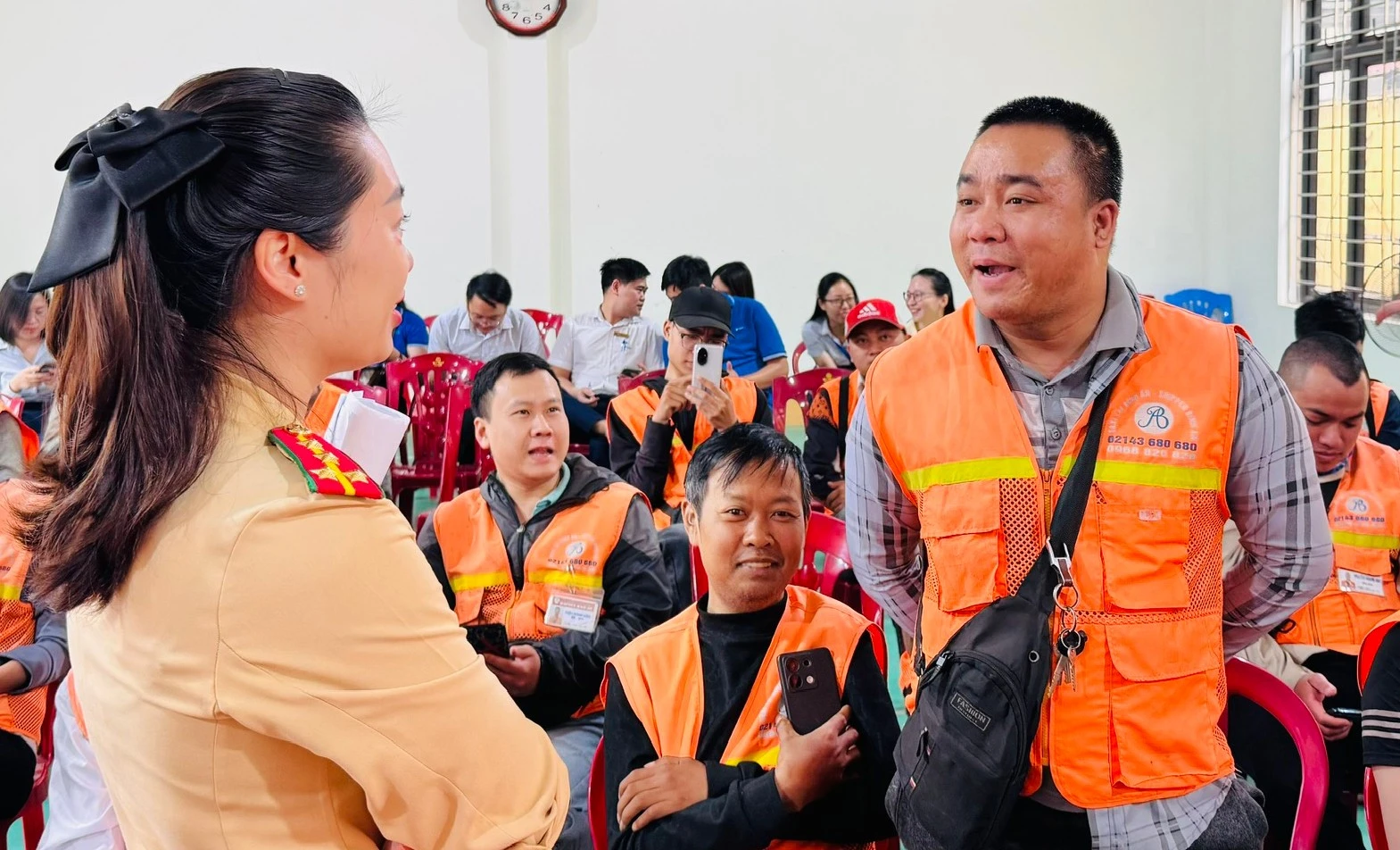 anh-3-can-bo-phong-canh-sat-giao-thong-cong-an-tinh-tuyen-truyen-ve-luat-atgt-duong-bo-3.jpg