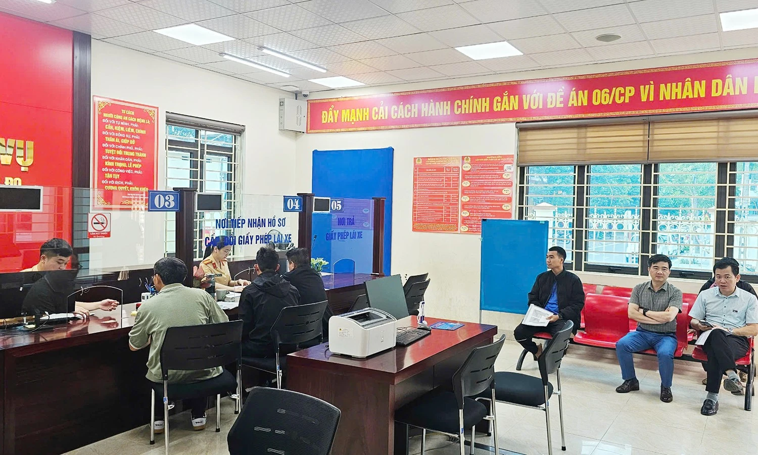 anh-4-nhieu-nguoi-dan-den-cho-lam-thu-tuc-cap-doi-giay-phep-lai-xe.jpg