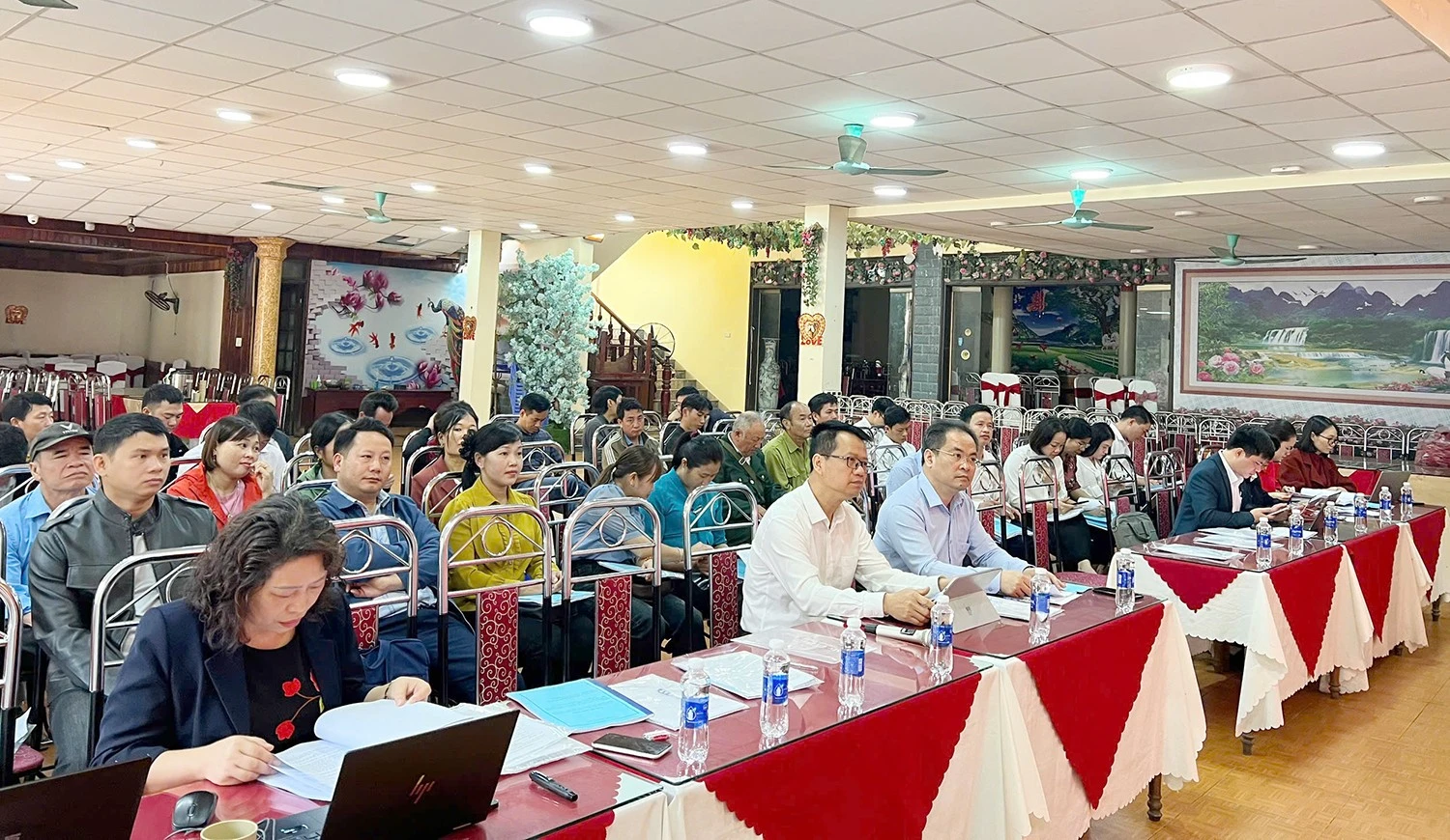 lanh-dao-so-vhtt-dl-ubnd-huyen-bac-ha-va-ddhtn-tham-du-hoi-thao.jpg