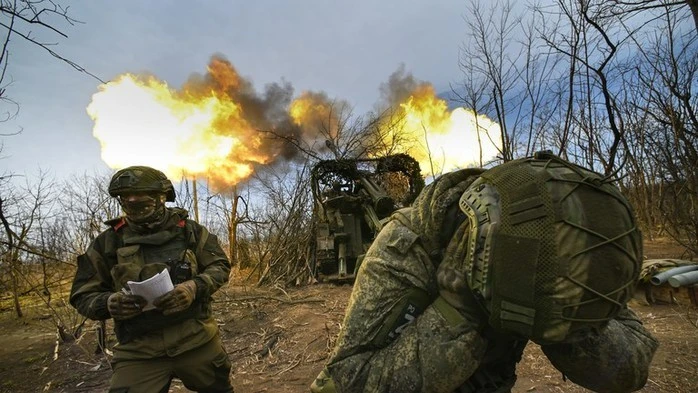 Quân nhân Nga khai hỏa về phía các vị trí của Ukraine. Ảnh: Sputnik