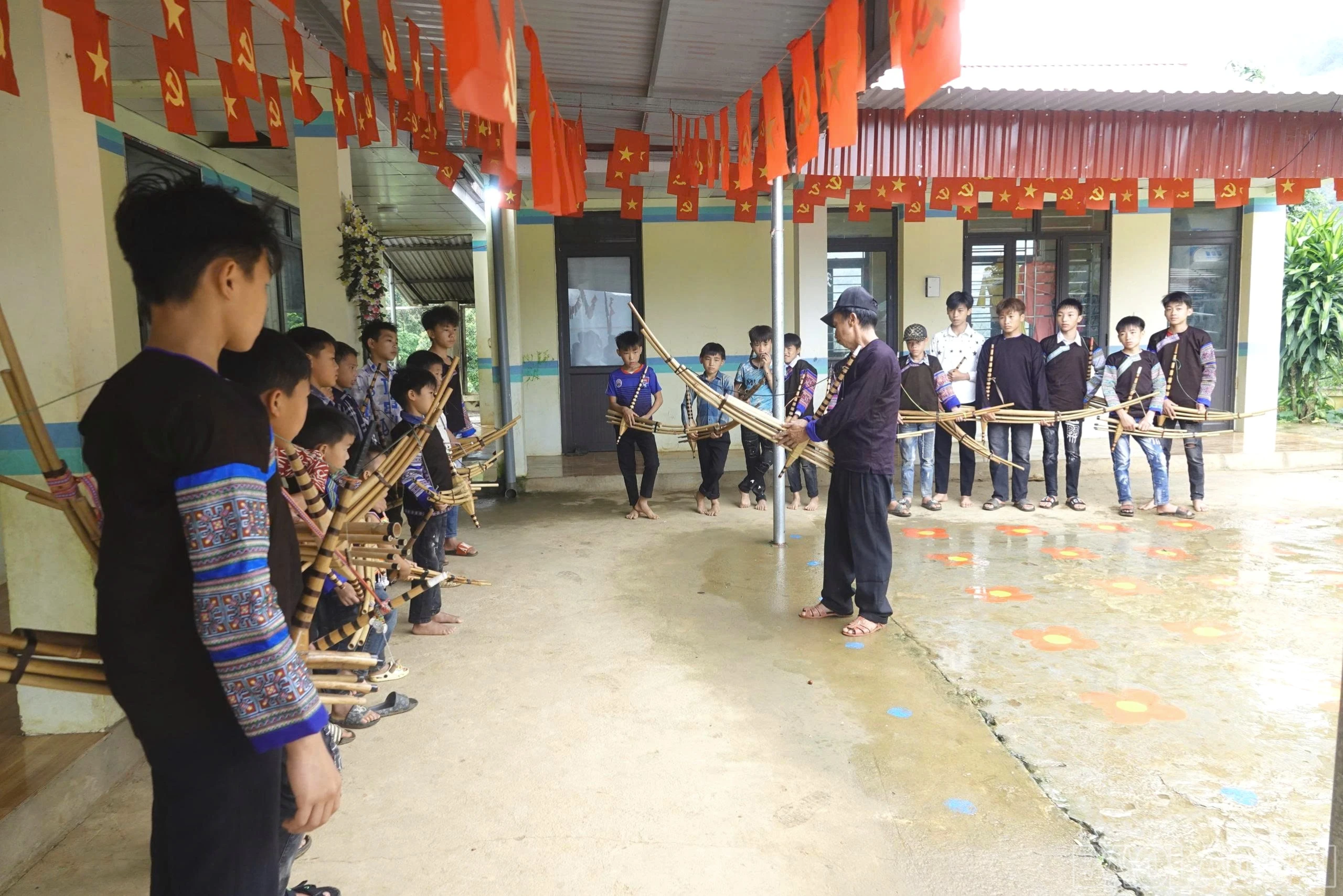Lớp học thổi khèn Mông do Chi đoàn thôn Đề Sủa tổ chức nhằm bảo tồn, phát huy giá trị văn hóa truyền thống đặc sắc của đồng bào Mông.