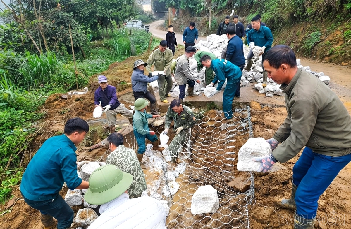 baolaocai-br_3nguoi-dan-thon-hoa-cuong-1-khac-phuc-thien-tai-7530.png