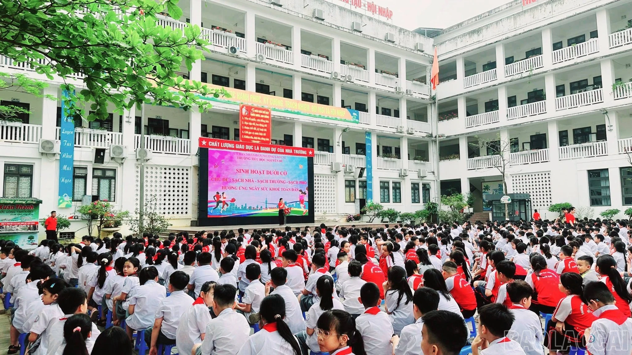 Hơn 1.000 giáo viên và học sinh Trường Tiểu học Nguyễn Du tham dự chương trình.