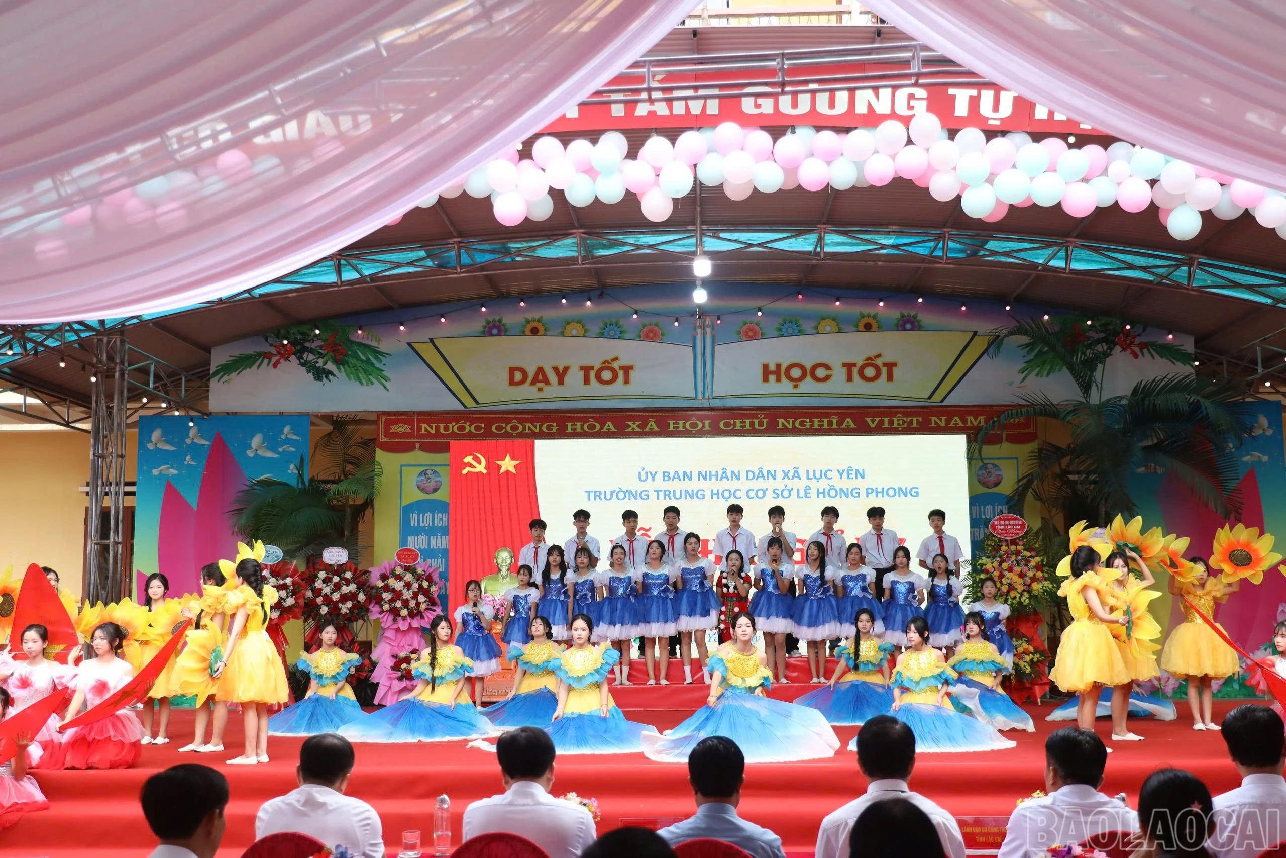 Tiết mục văn nghệ rộn ràng chào mừng năm học mới tại nhà trường.