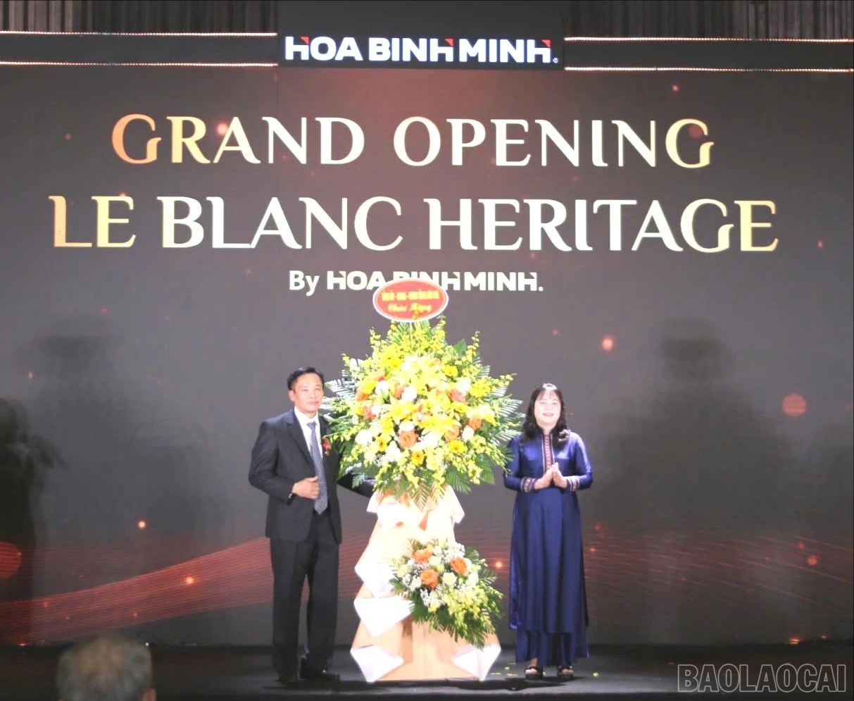 Thay mặt lãnh đạo tỉnh, đồng chí Hoàng Thị Thanh Bình - Phó Chủ tịch HĐND tỉnh tặng hoa chúc mừng Công ty Cổ phần Tập đoàn Hòa Bình Minh.