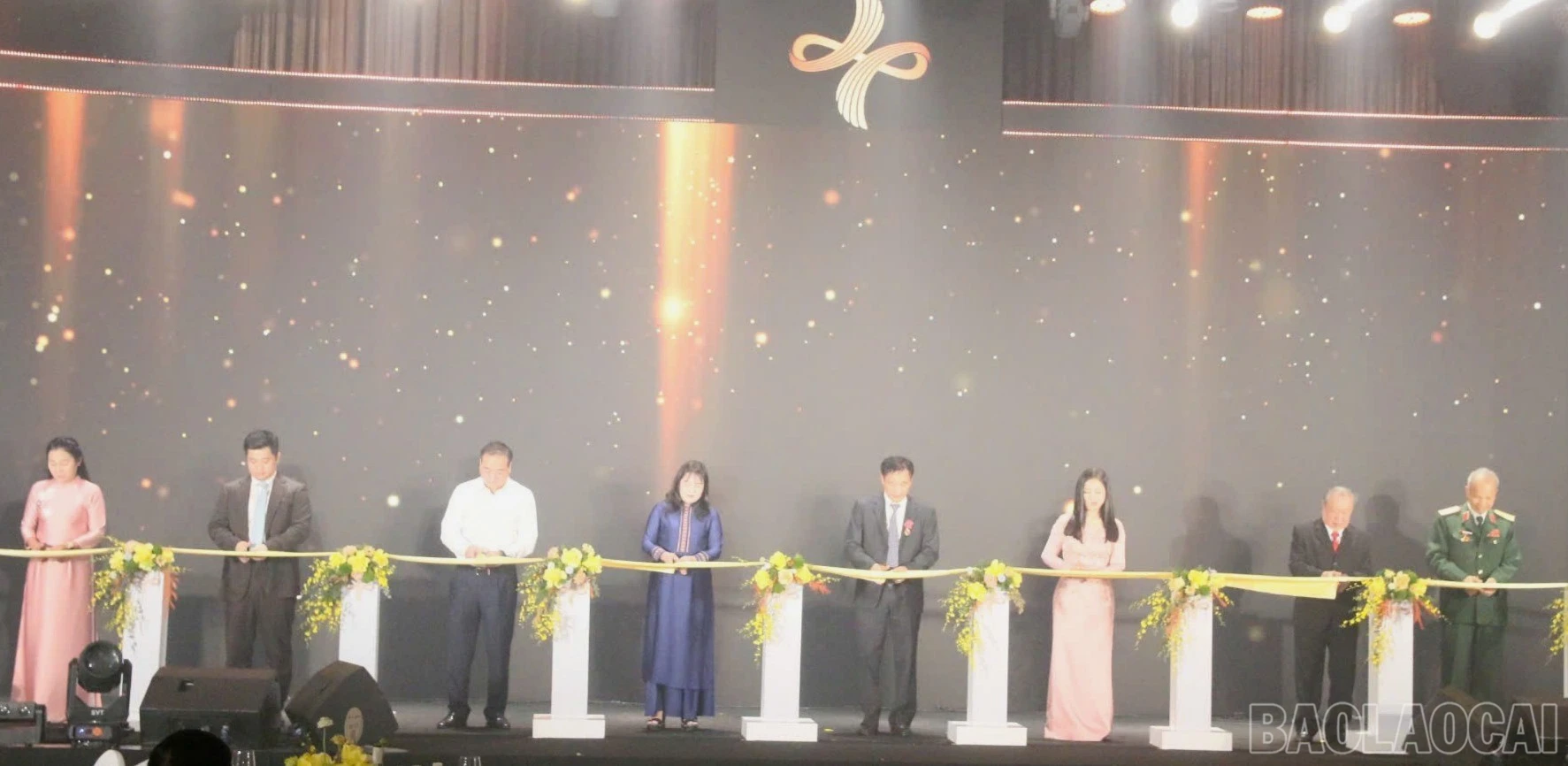 Các đồng chí lãnh đạo tỉnh, địa phương và Công ty Tập đoàn Hoà Bình Minh thực hiện nghi thức cắt băng khánh thành khách sạn Le Blanc Heritage.