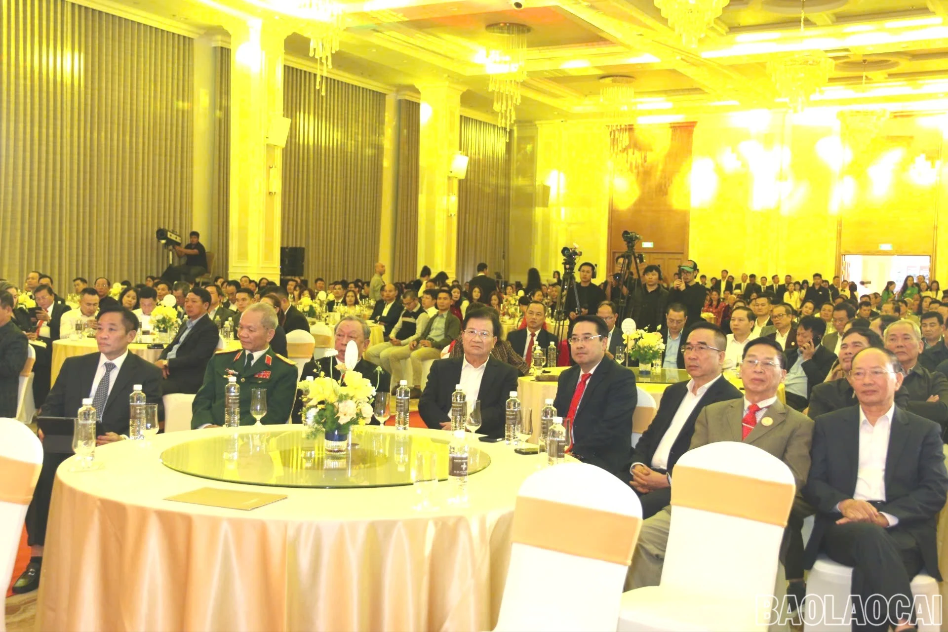 Đồng chí Nguyễn Tuấn Anh - Phó Bí thư Tỉnh ủy, Chủ tịch UBND tỉnh cùng các đại biểu tham dự buổi lễ.