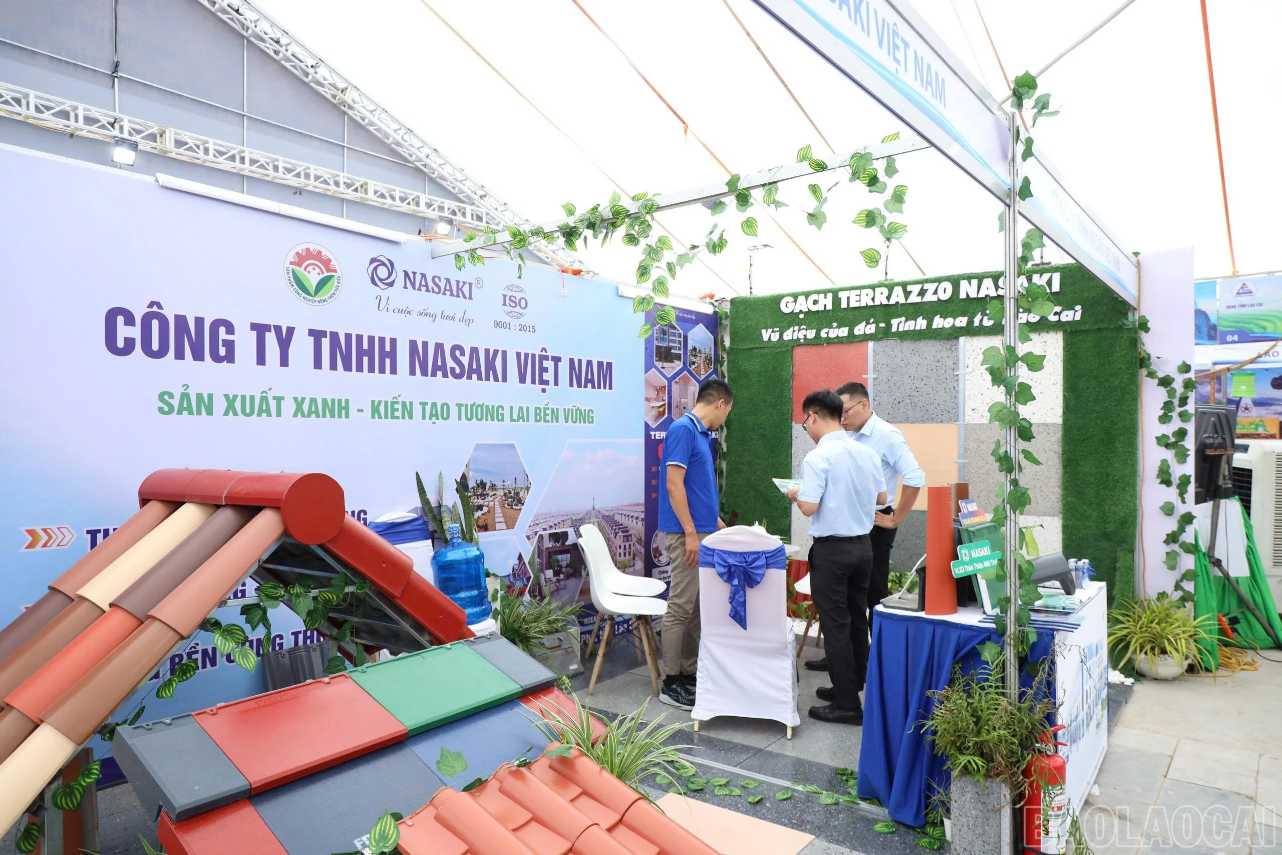 Khách tham quan tìm hiểu sản phẩm tại gian hàng của Công ty TNHH Nasaki Việt Nam - đơn vị mang đến thông điệp về môi trường đầu tư năng động và bền vững.