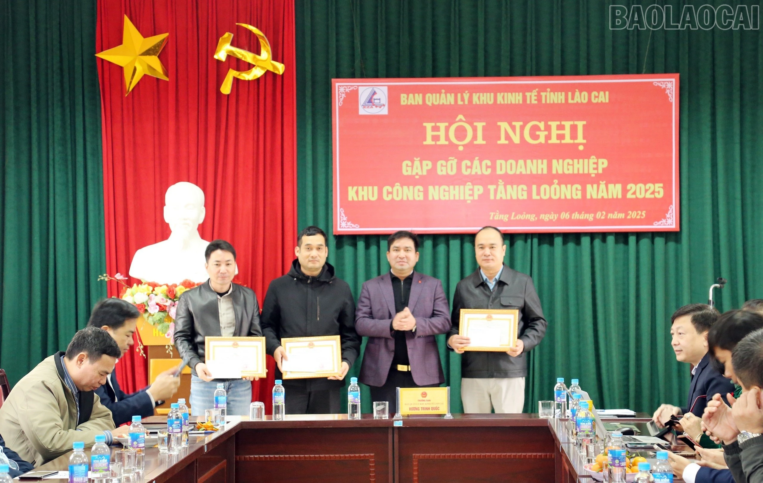 baolaocai-tr_khen-thuong.jpg