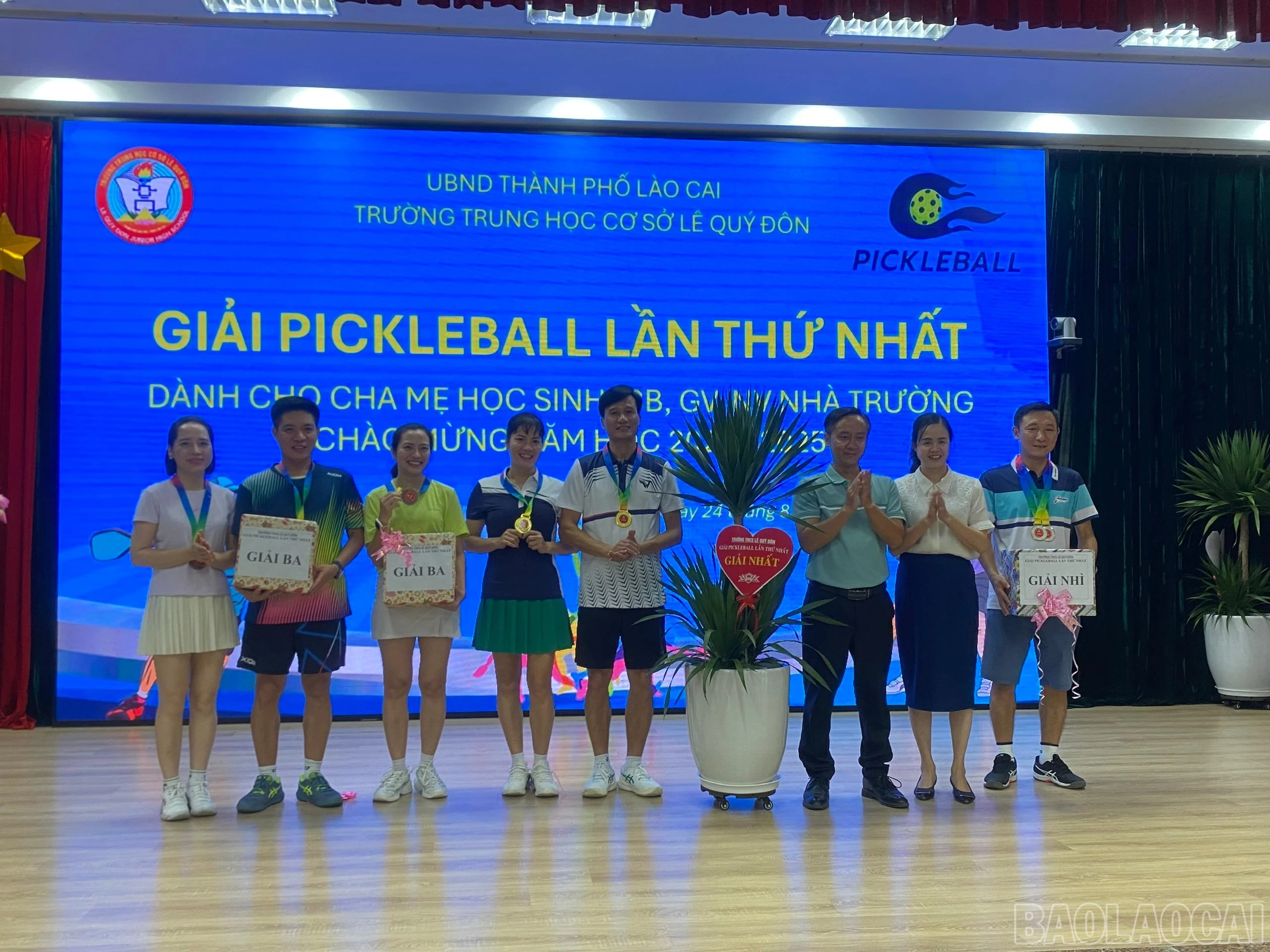trao giải.jpg