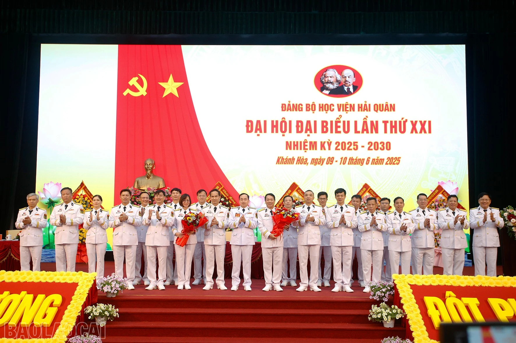 baolaocai-bl_hinh-anh-6-tu-lenh-hai-quan-tang-hoa-chuc-mung-ban-chap-hanh-dang-bo-hoc-vien-hai-quan-nhiem-ky-2025-2030-va-dai-bie.jpg
