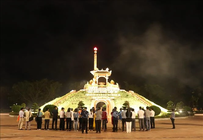 Đoàn du khách tham quan Thành cổ Quảng Trị.