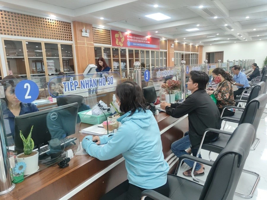 Người dân đến thực hiện thủ tục liên quan đến BHXH tại cơ quan.