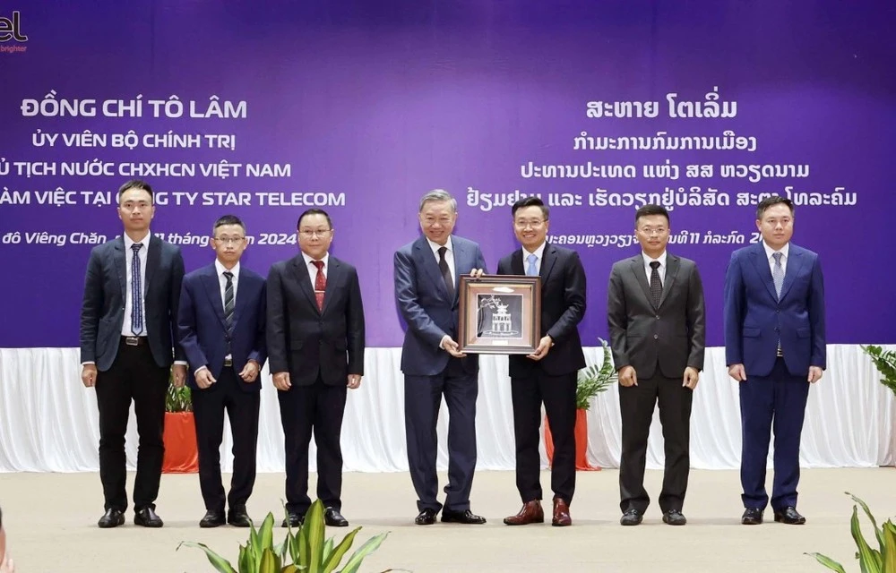 Chiều 11/7, tại Thủ đô Vientiane, Chủ tịch nước Tô Lâm thăm Công ty Viễn thông Star Telecom (Unitel) - liên doanh giữa Tập đoàn Công nghiệp - Viễn thông Quân đội (Viettel) và Lao Asia Telecom của Bộ Quốc phòng Lào.