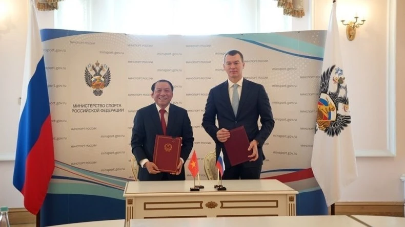 Bộ trưởng Văn hóa, Thể thao và Du lịch Nguyễn Văn Hùng và Bộ trưởng Thể thao Liên bang Nga Mikhail Vladimirovich Degtyarev ký bản ghi nhớ hợp tác trong lĩnh vực thể dục thể thao.