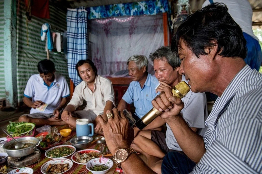 Tại Việt Nam và nhiều nước châu Á, karaoke đang trở thành "đại dịch" ám ảnh người dân và cơ quan chức năng.