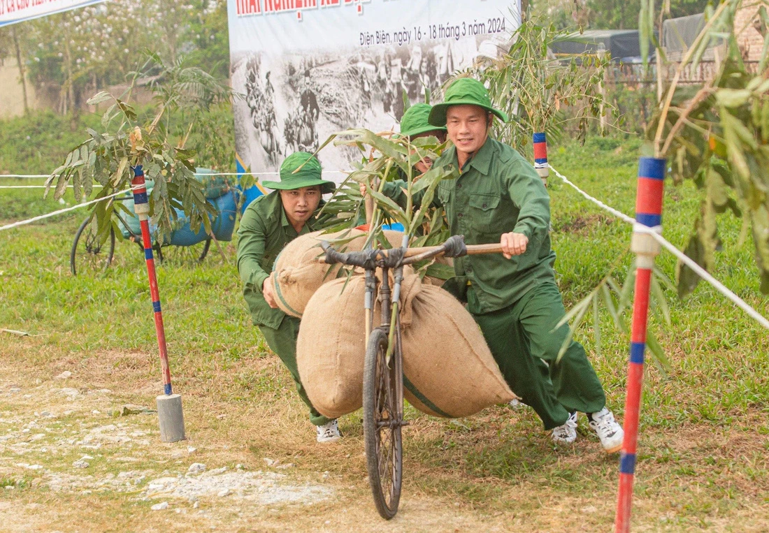 Các đội thi tranh tài kịch tính trong hội thi đẩy xe thồ, tải đạn.