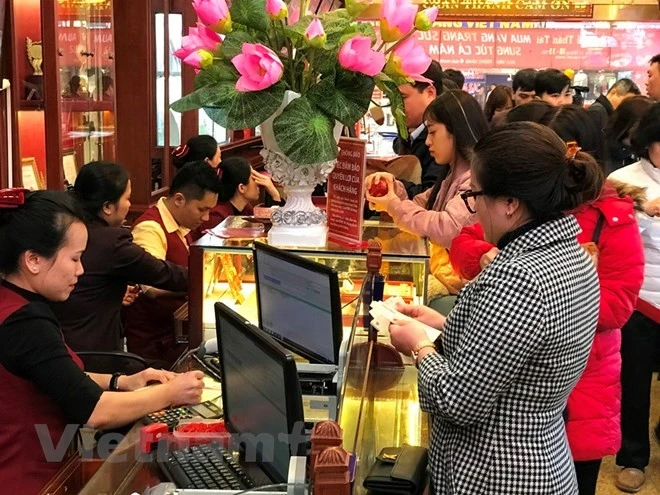 Khách hàng giao dịch vàng tại Hà Nội.