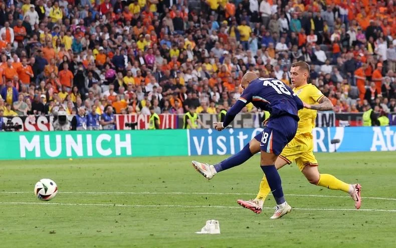 Tiền đạo Malen lập cú đúp ở phút 90+2, ấn định chiến thắng 3-0 cho những cơn lốc màu da cam.