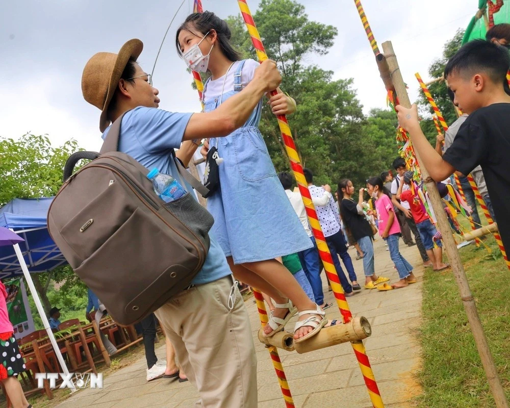 Các em nhỏ thích thú trải nghiệm đi cà kheo.