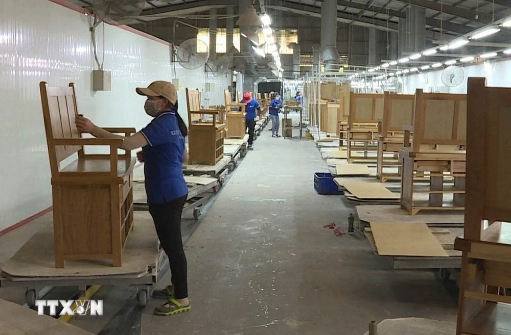 Sản xuất đồ gỗ xuất khẩu.