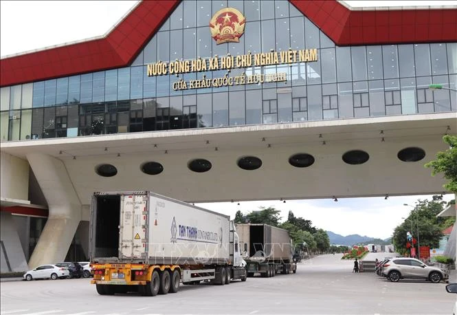Phương tiện xuất nhập khẩu hàng hóa tại cửa khẩu quốc tế Hữu Nghị, tỉnh Lạng Sơn, được phân luồng thuận tiện cho việc di chuyển trong khu vực.