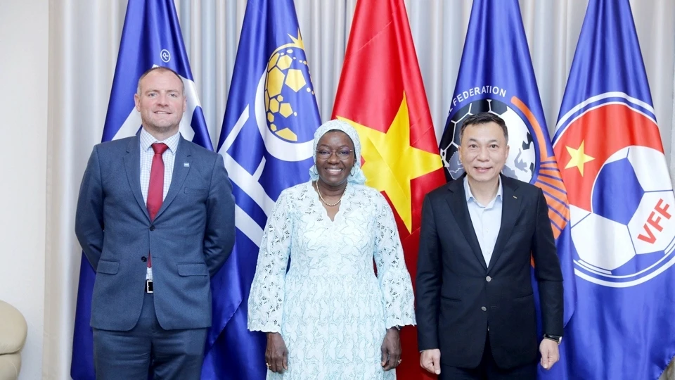 Chủ tịch LĐBĐVN Trần Quốc Tuấn tiếp đoàn công tác Bóng đá học đường FIFA.