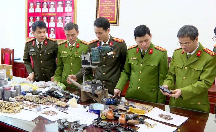 Công an tỉnh Thanh Hóa kiểm tra tang vật vụ án.