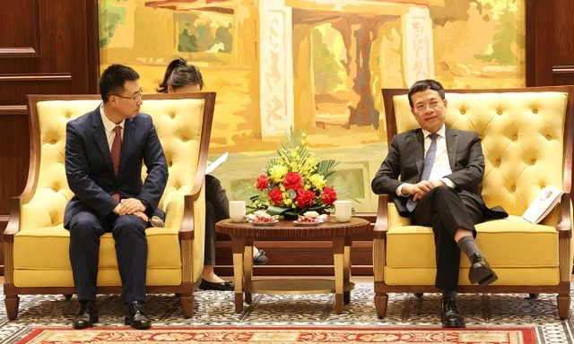 Bộ trưởng Nguyễn Mạnh Hùng (phải) và ông Lâm Bách Phong, Phó Chủ tịch Huawei.