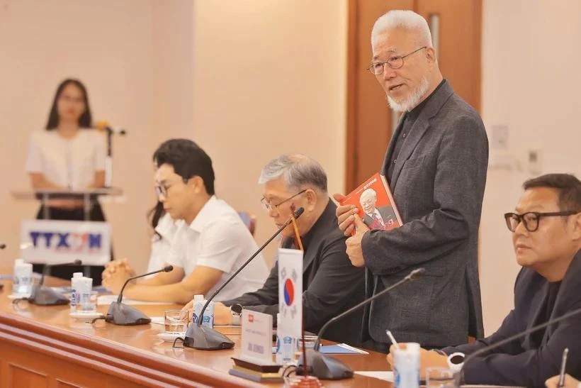 Nhà văn Cho Chul Hyeon phát biểu tại lễ ký kết để xuất bản, in, phát hành cuốn sách về Tổng Bí thư Nguyễn Phú Trọng.