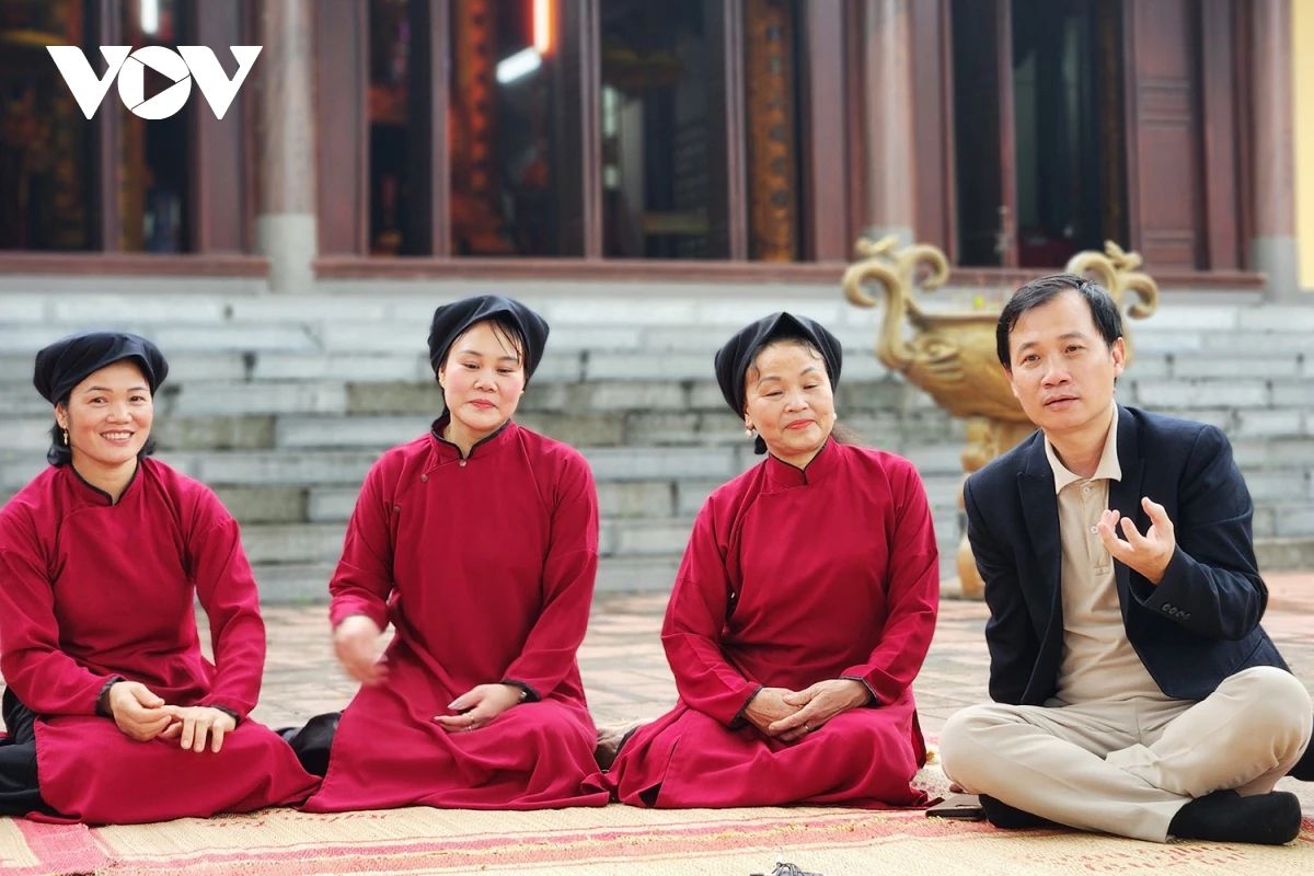 Nhà nghiên cứu âm nhạc Nguyễn Quang Long cùng các nghệ nhân phường Xoan Thét.
